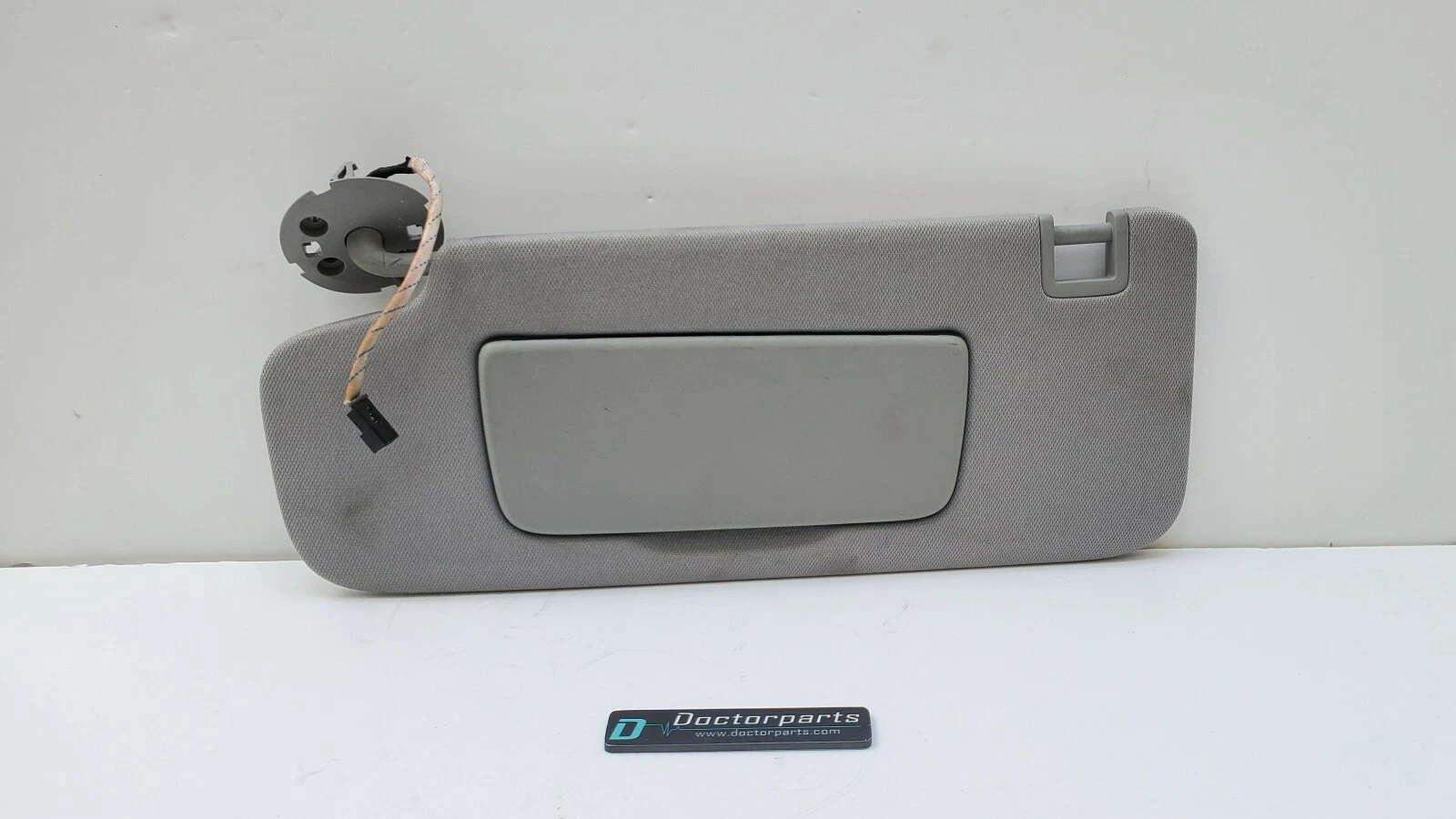 2018 CHEVROLET EQUINOX LT DRIVERSIDE GRAY SUNVISOR W/LIGHT 355 - Image 2