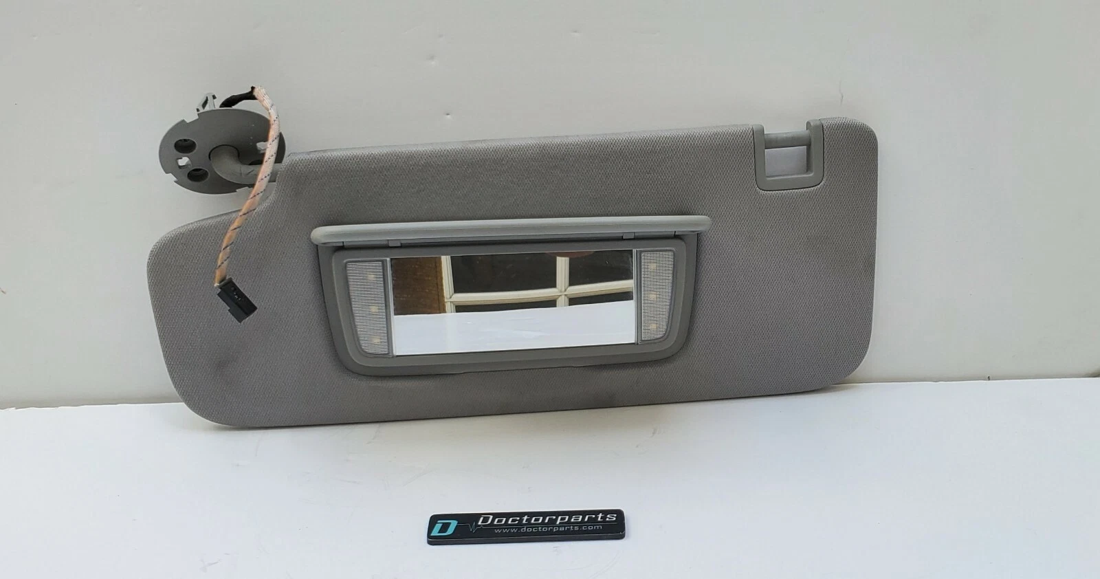 2018 CHEVROLET EQUINOX LT DRIVERSIDE GRAY SUNVISOR W/LIGHT 355