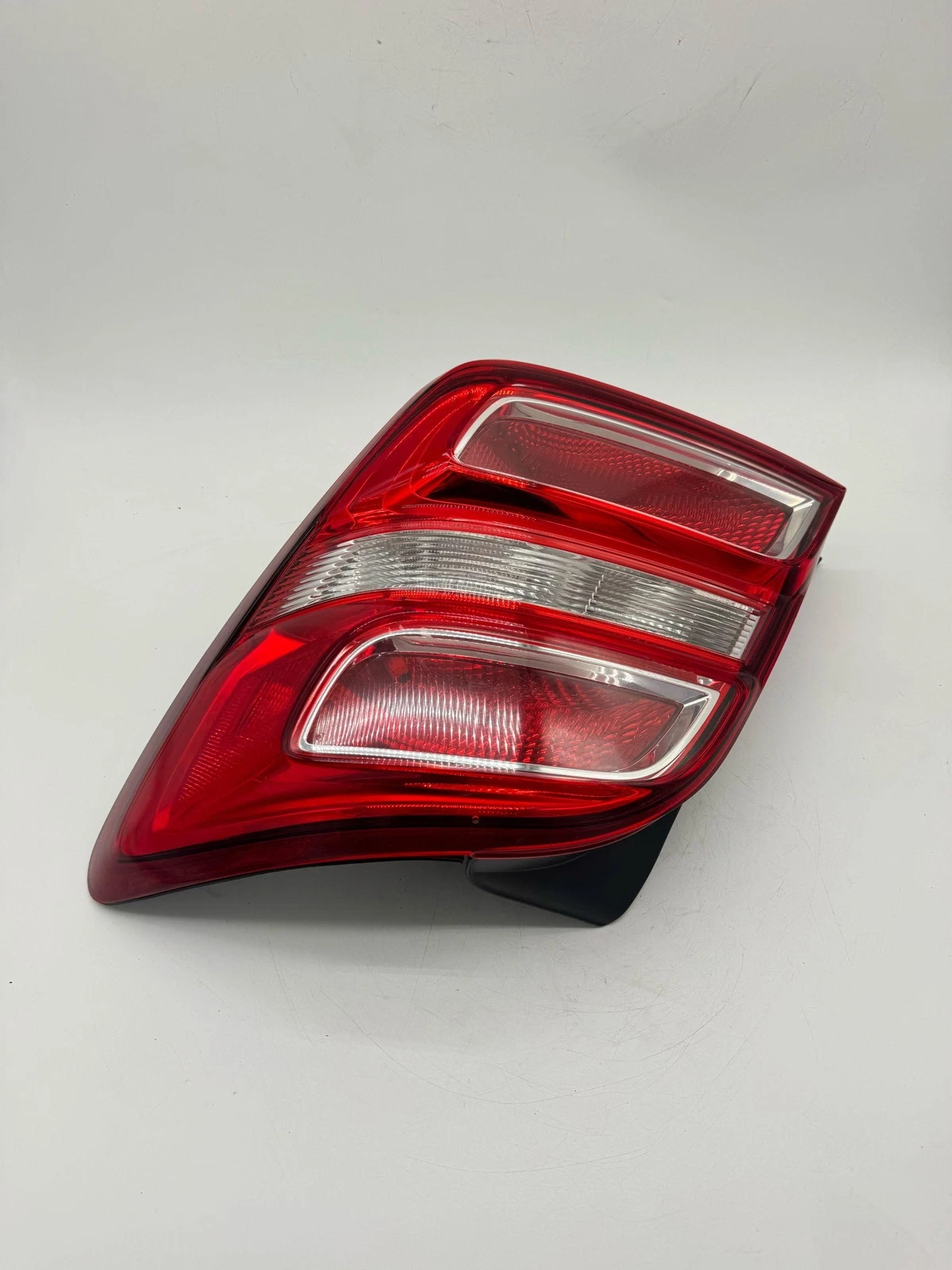 RH 2017-2019 CHEVROLET SONIC RIGHT SIDE TAIL LIGHT SEDAN 94541490 OEM - Image 2