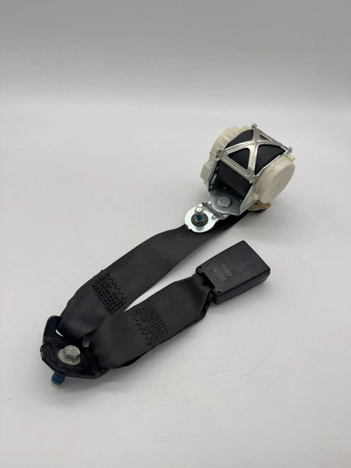 2011 - 2014 HYUNDAI SONATA Center Seat Belt Retractor 89850-3Q000 OEM - Image 2