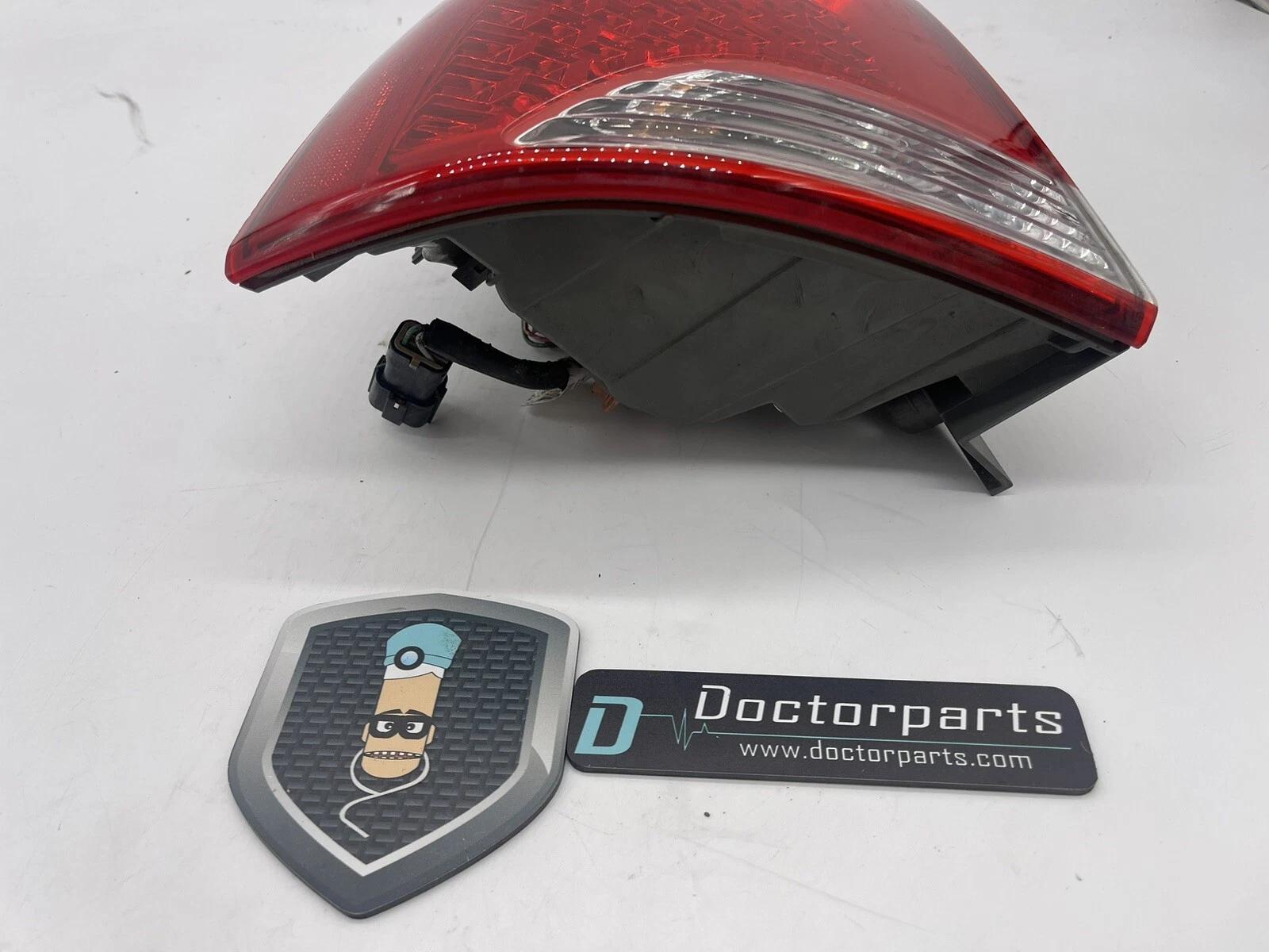 OEM 2011 - 2013 Kia Sorento Outer Left Halogen Tail Lamp 92401-1U000 Used - Image 9