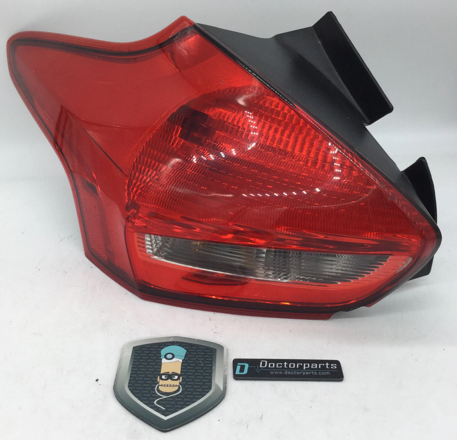 2015-2018 FORD FOCUS DRIVER LEFT LH SIDE TAIL LIGHT USED OEM - Image 2