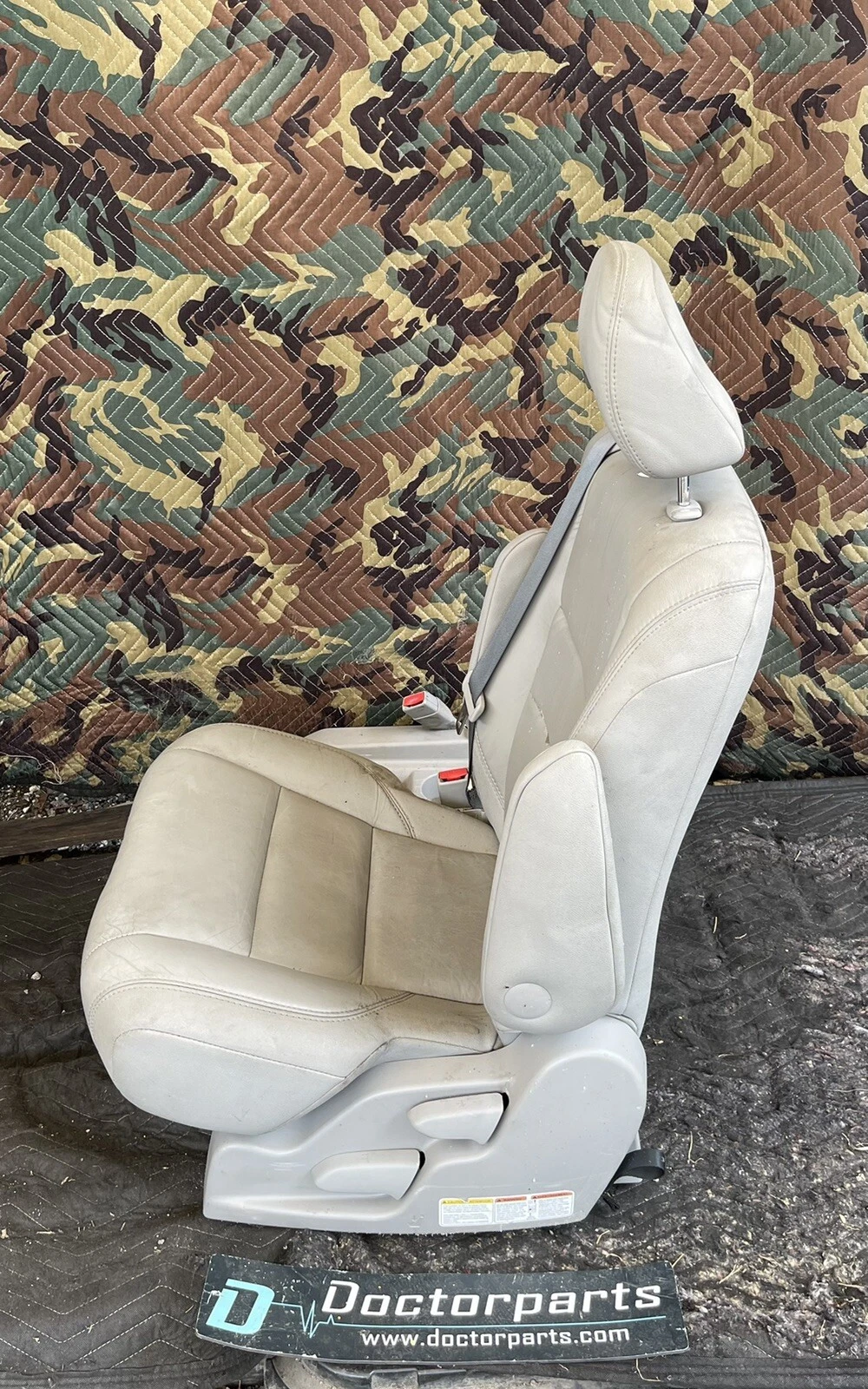 2017 TOYOTA SIENNA 2nd Row Seats - Image 4