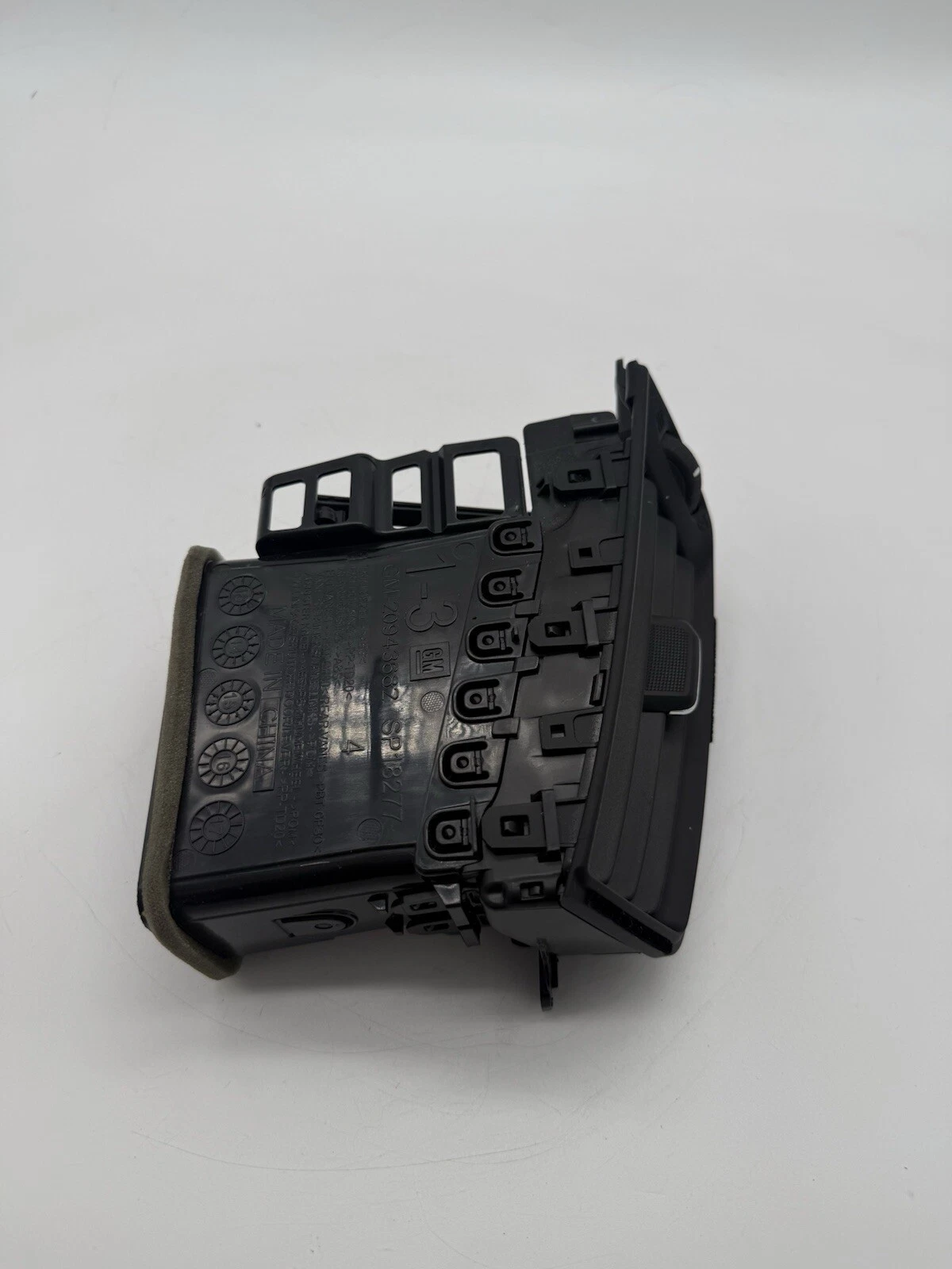 2014-2018 CHEVROLET SILVERADO GMC SIERRA RIGHT DASH AIR VENT 20943682 OEM - Image 3