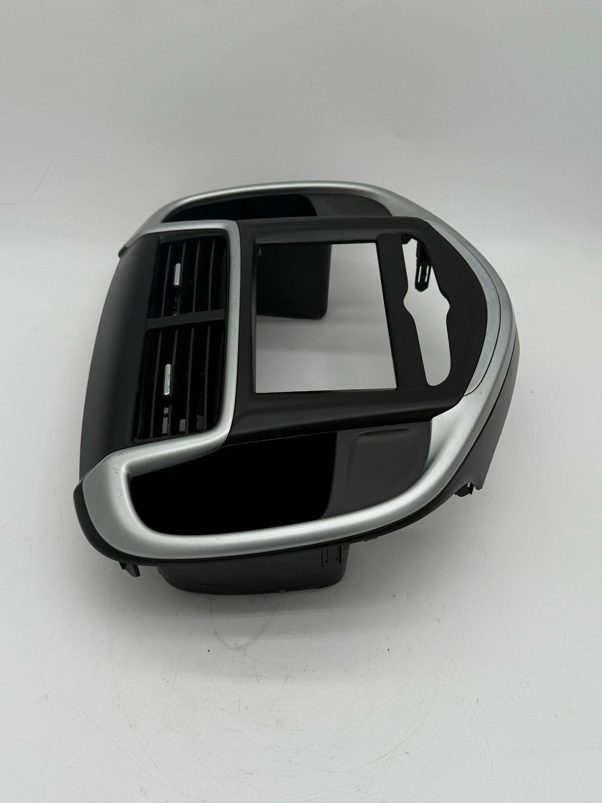 2017-2020 CHEVROLET SONIC RADIO BEZEL WITH VENTS 42526597 - Image 3