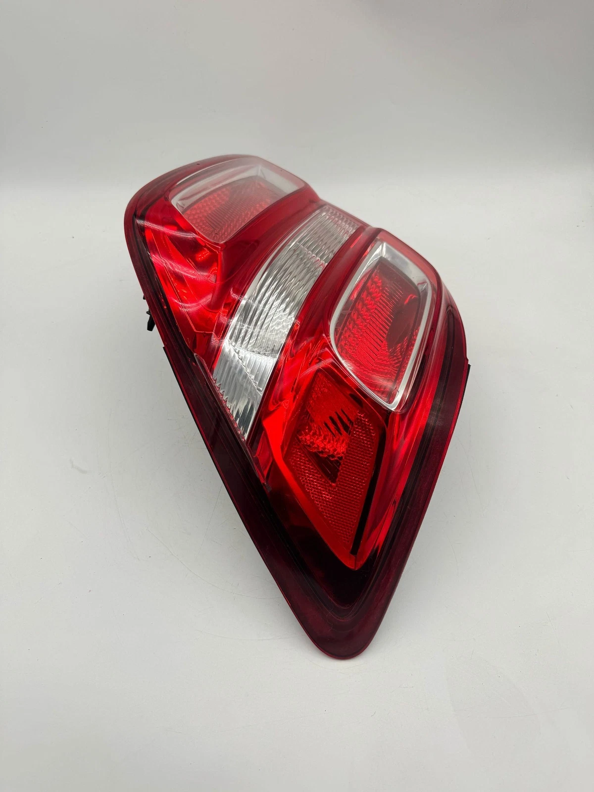RH 2017-2019 CHEVROLET SONIC RIGHT SIDE TAIL LIGHT SEDAN 94541490 OEM - Image 3